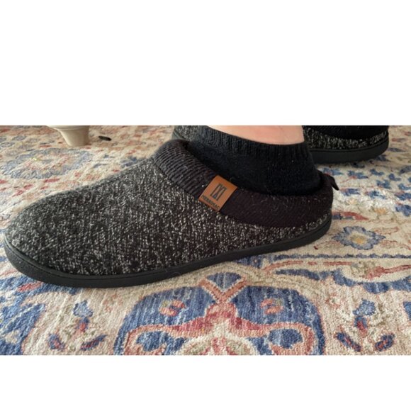 Men's Black Slip-on Slippers Comfy Memory Foam Closed-Toe Indoor House Shoes - Picture 2 of 11